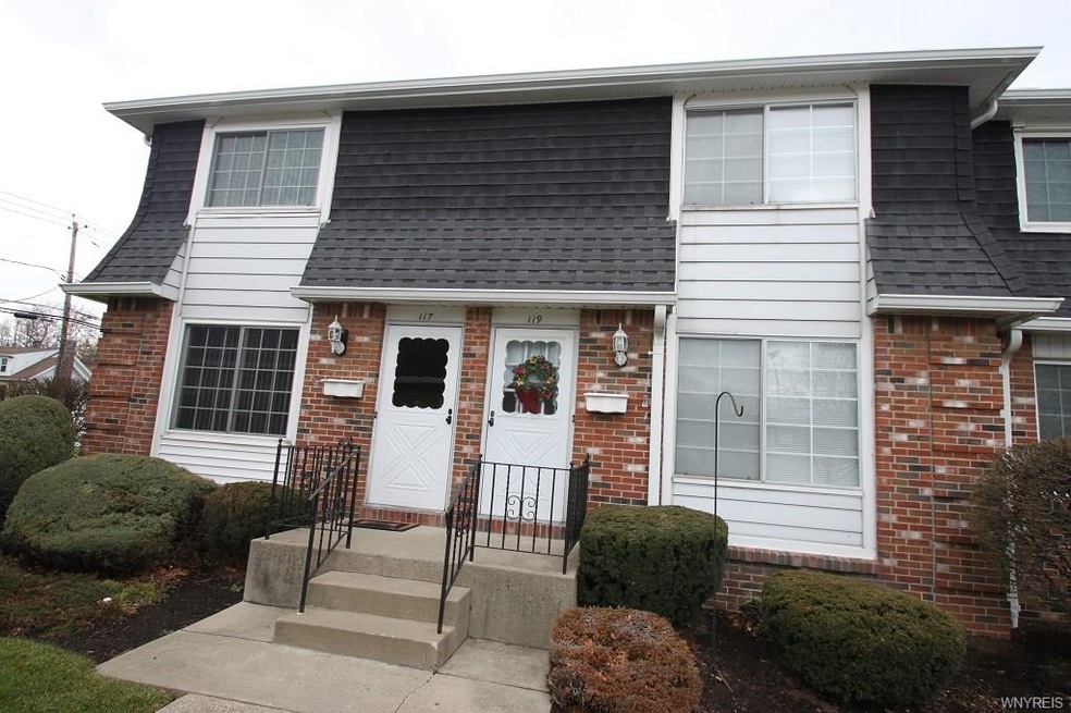 End unit Townhome. 2 upper bedrooms ample closet s