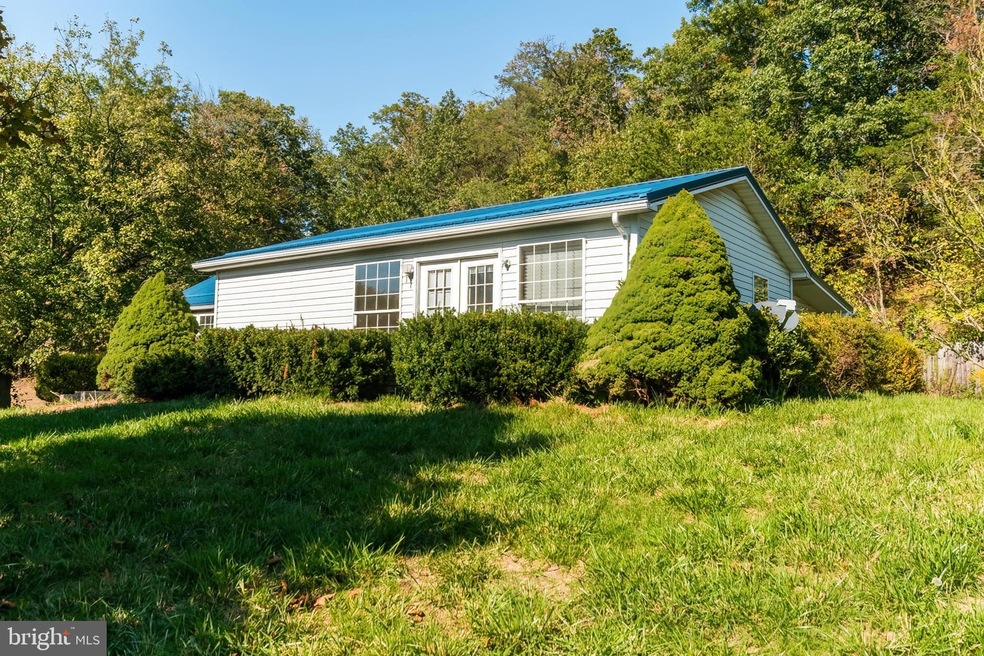 13359 Millstone Cir, Hancock, MD 21750 - photo 1