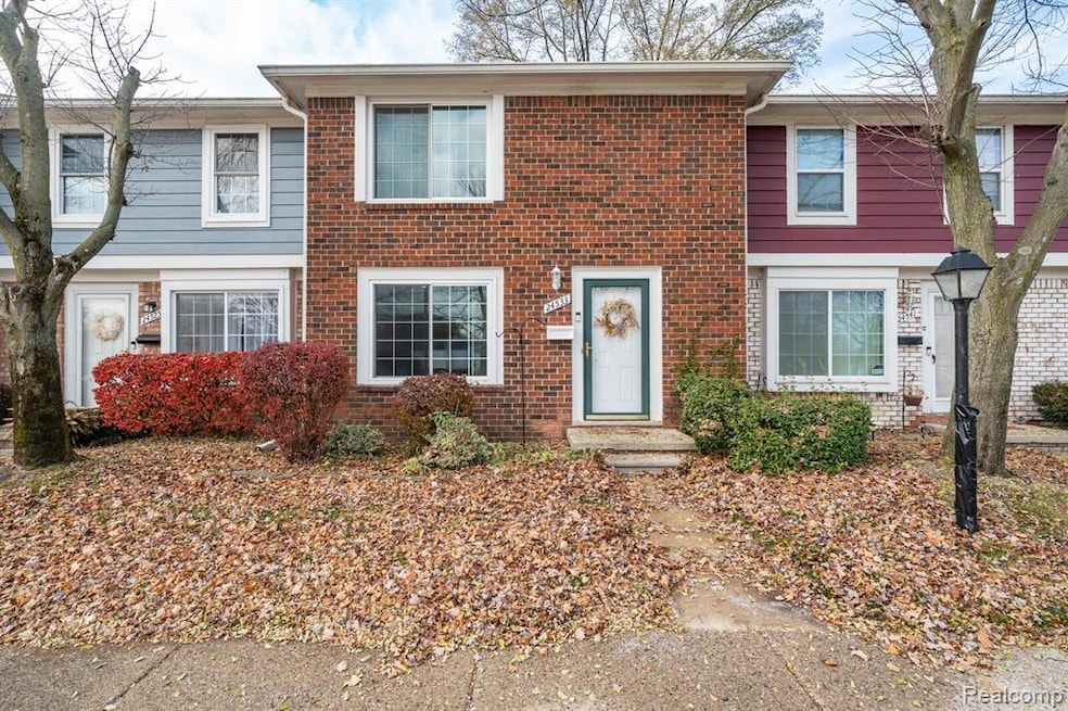 24533 Seaton Circuit E unit 16, Warren, MI 48091 - photo 1