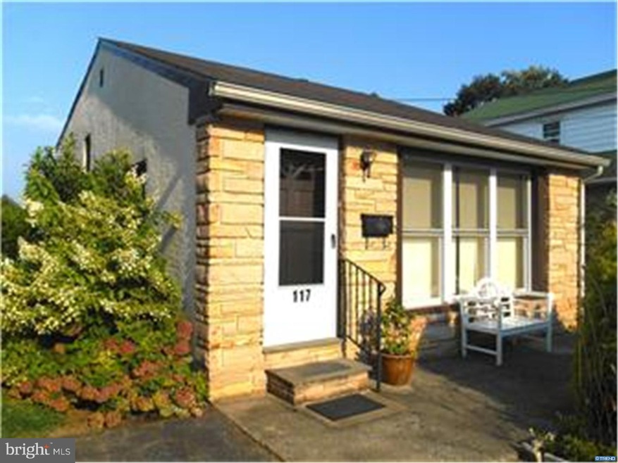 117 E Parkway Ave, Chester, PA 19013 - photo 1