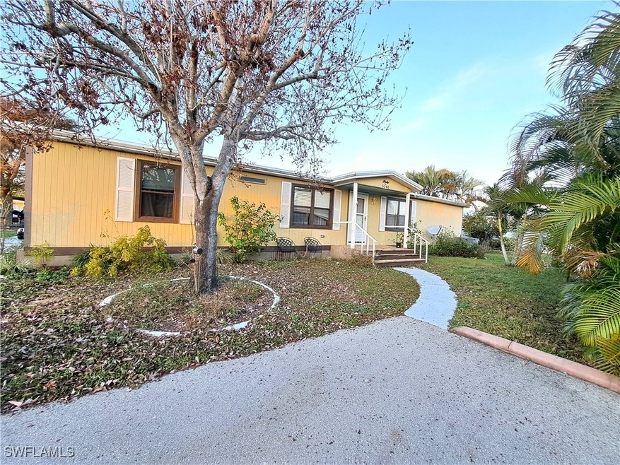 Manufactured / mobile home with a front lawn