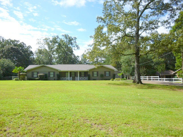 1015 Howell Dr, McComb, MS 39648 - photo 1