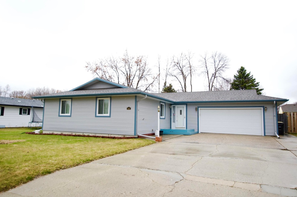 1605 6th Ave NE, Jamestown, ND 58401 - photo 1