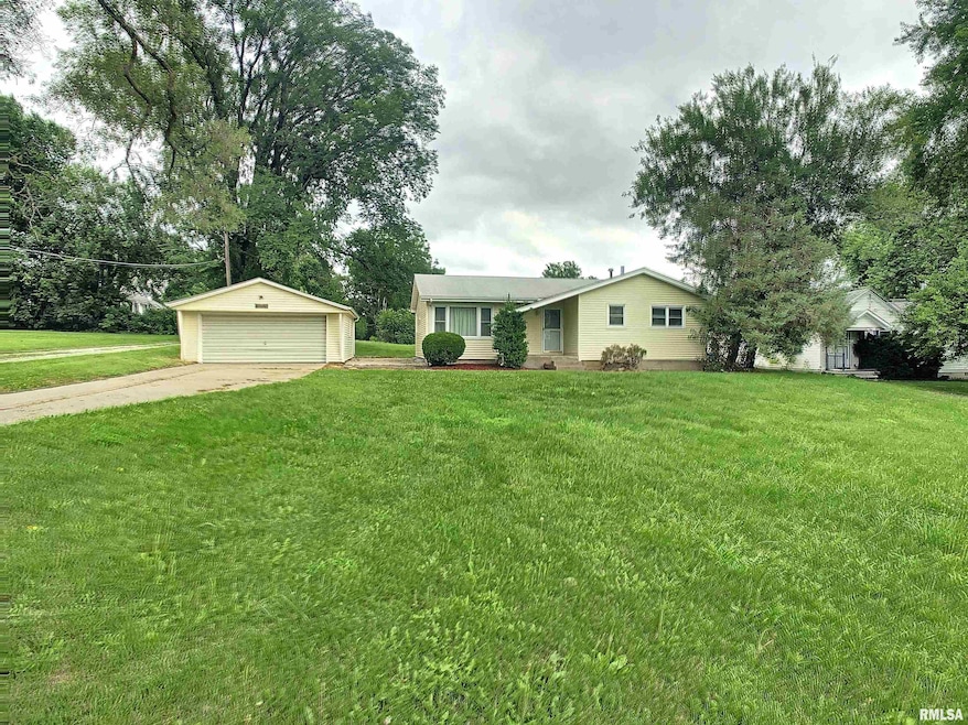 5133 N Pine St, Davenport, IA 52806 - photo 1