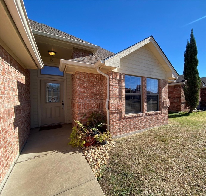 813 Rambling Ct, Granbury, TX 76049 - photo 1