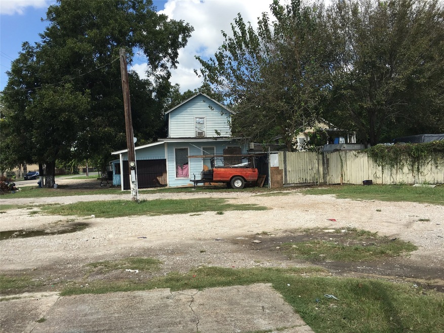 601 Crosstimbers St, Houston, TX 77022 - photo 1