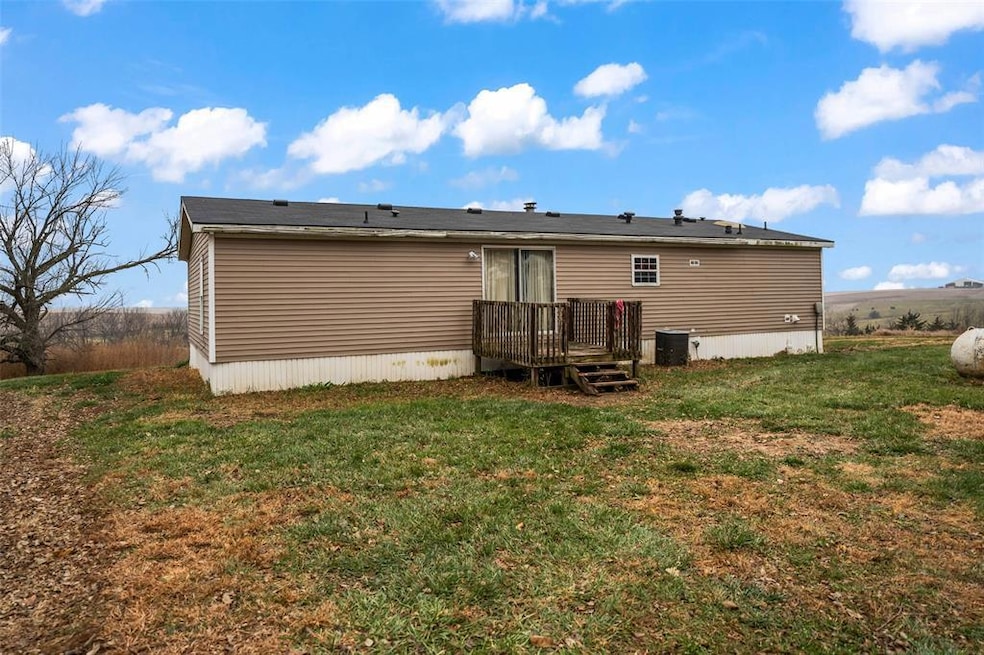 5211 S 70th Ave E, Newton, IA 50208 - photo 1