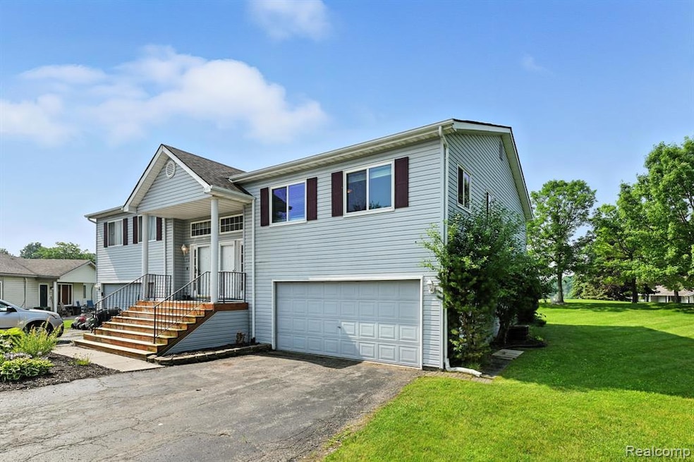 Welcome to 1133 Lake View Circle!