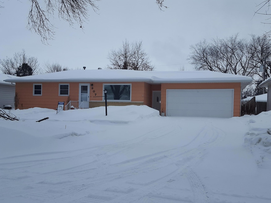 907 S 19th St, Grand Forks, ND 58201 - photo 1