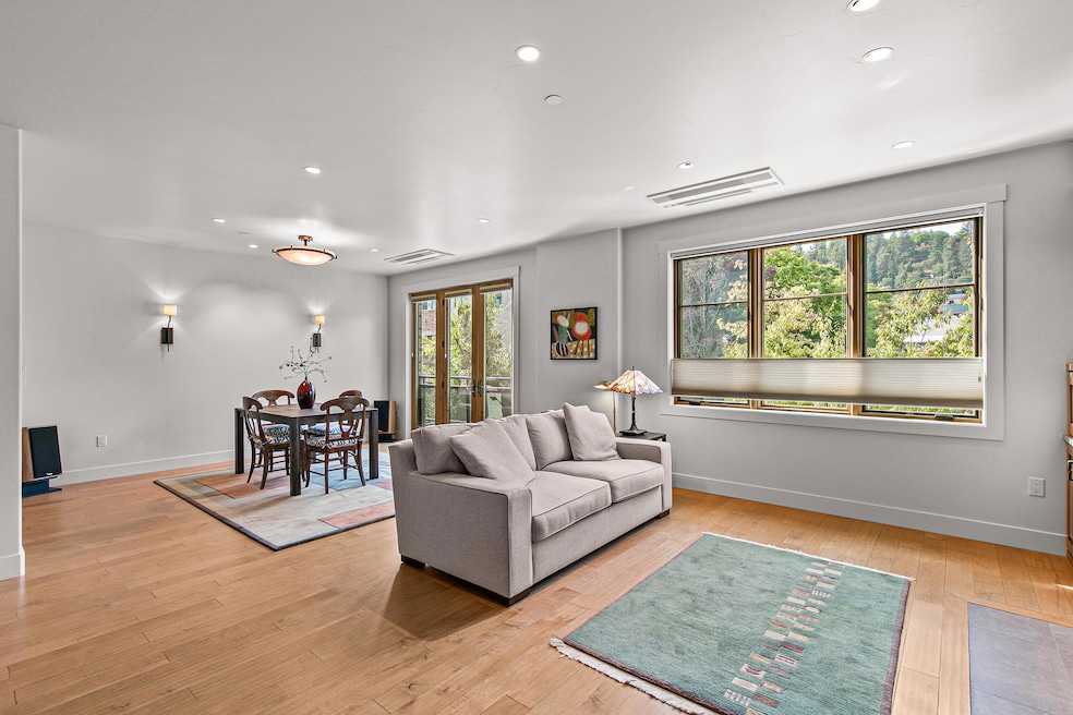 175 Lithia Way 200, Ashland, OR 97520