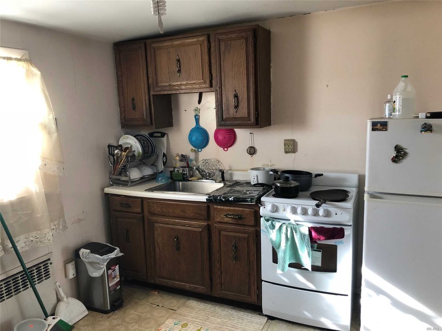 1075 Woodcliff Dr, Franklin Square, NY 11010 - photo 1