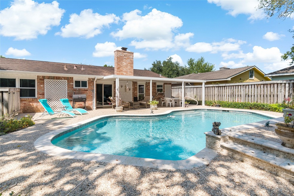 4315 Saffron Ln, Friendswood, TX 77546 - photo 1