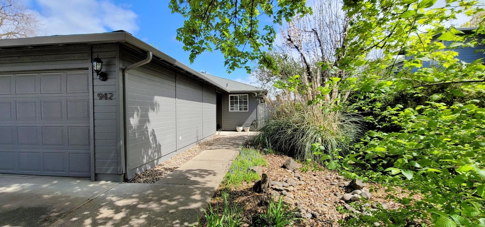 942 Glengrove Ave, Central Point, OR 97502 - photo 1