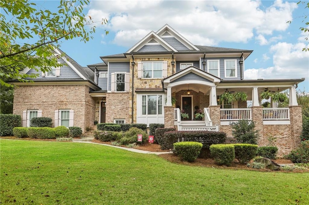 Craftsman inspired home featuring a front lawn and