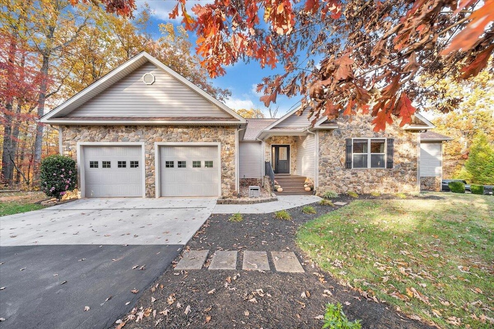 211 Woods Edge Dr, Rocky Mount, VA 24151 - photo 1