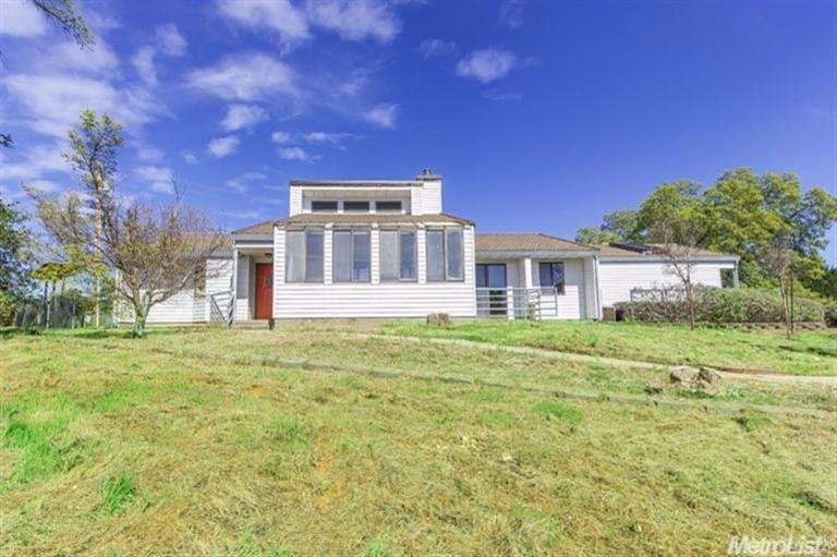 PERFECT HOME FOR SOMEONE WHO LOVES PRIVACY, ACREAG