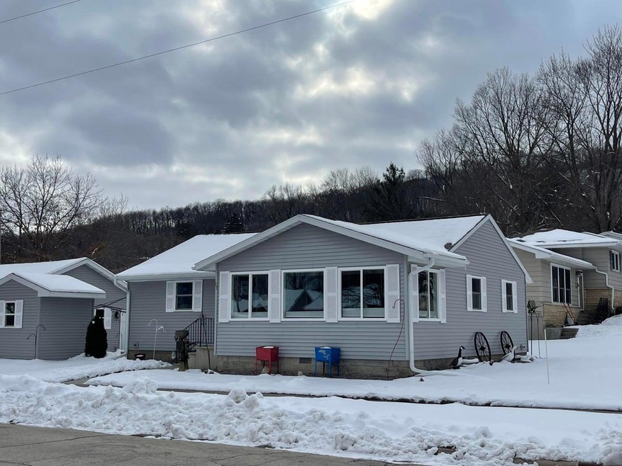 25 N Maple St, La Crescent, MN 55947 - photo 1
