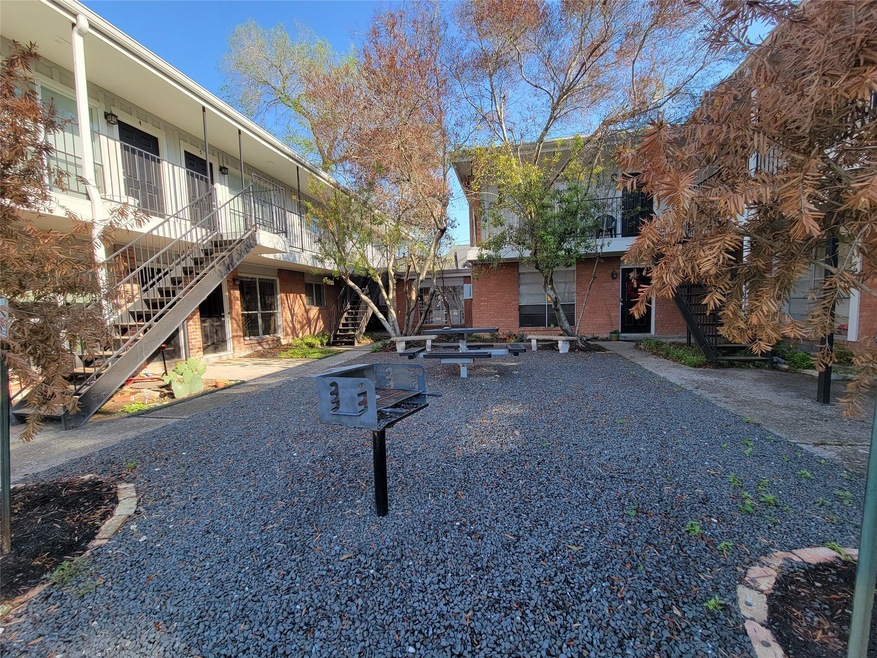 425 E 9th St unit 17, Houston, TX 77007 - photo 1