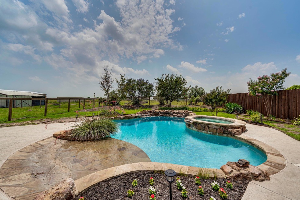 130 Hollis Rd, Waxahachie, TX 75167 - photo 1