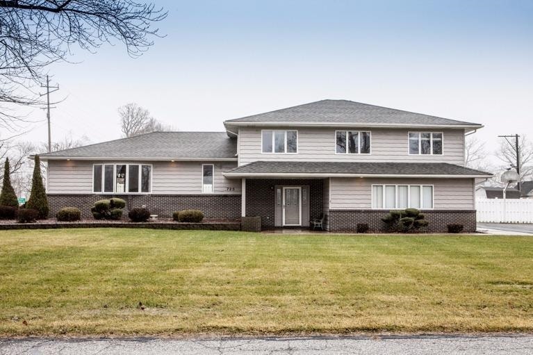 725 Magnolia Dr, Crown Point, IN 46307 - photo 1