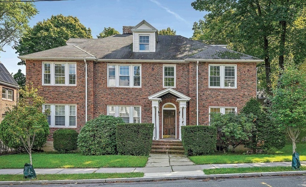 54 Crosby Rd unit 2, Chestnut Hill, MA 02467 - photo 1