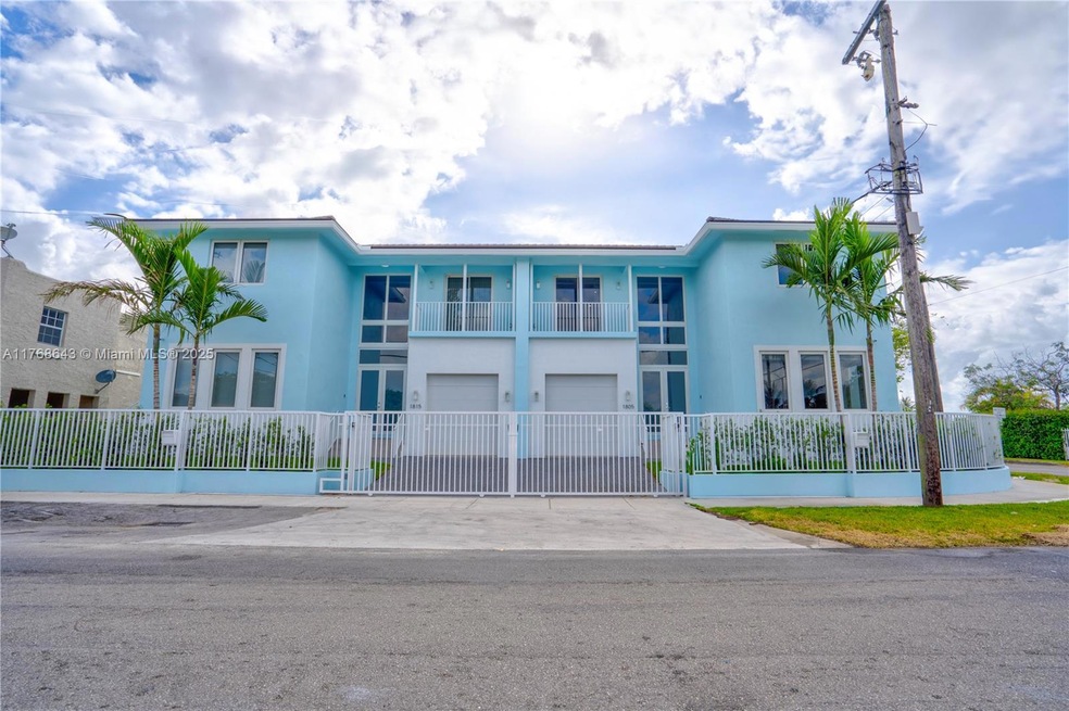 Twinhomes in the heart of the Miami River