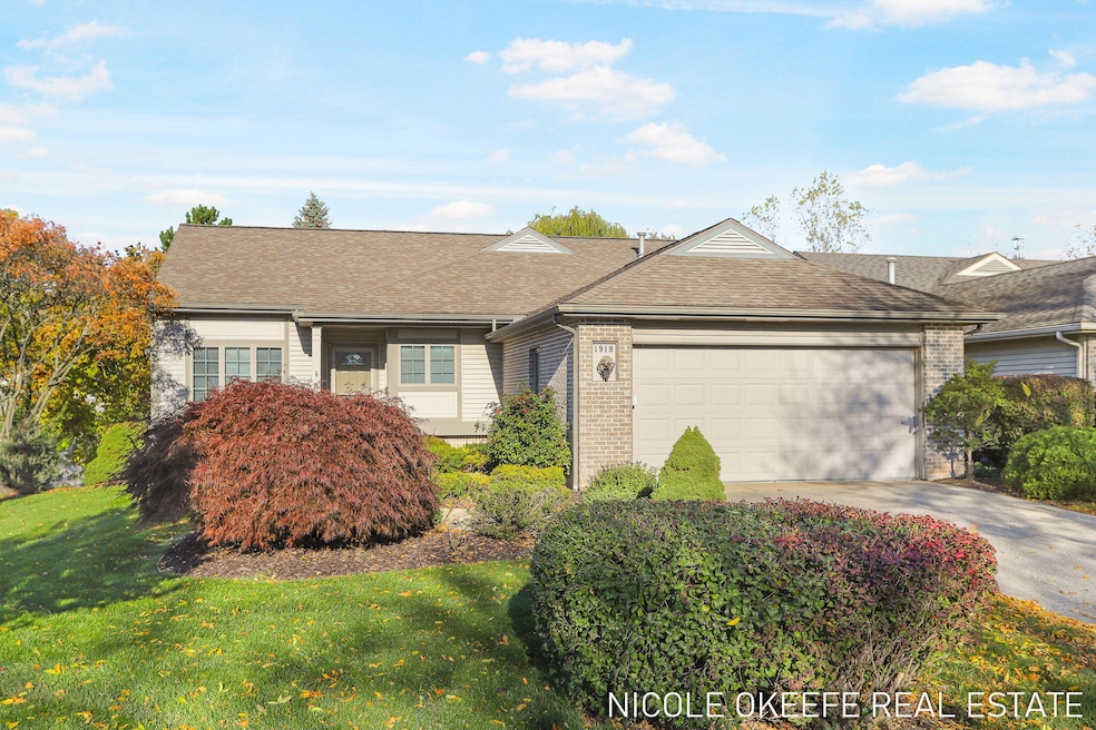 1919 Thorn Run Ct SE unit 32, Grand Rapids, MI 49546 - photo 1