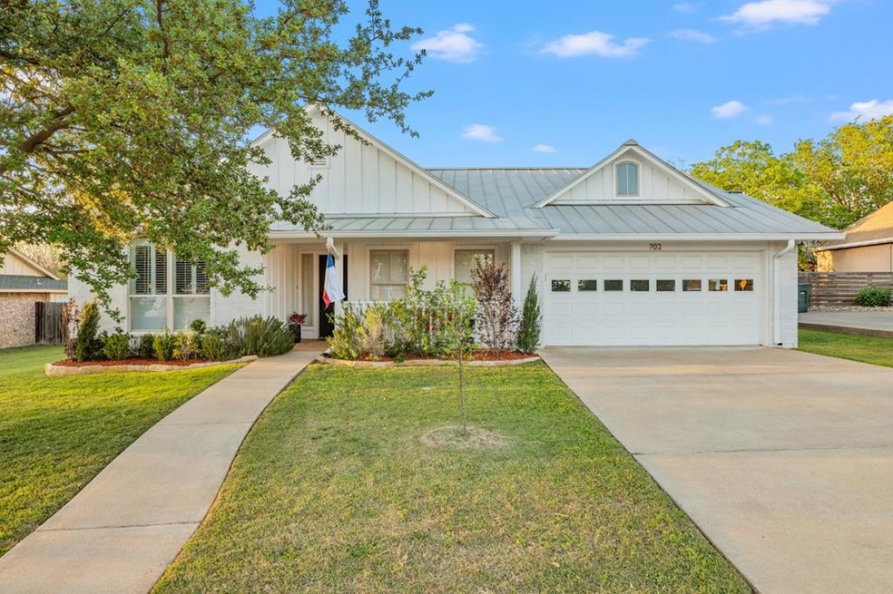 702 Lupine Ln, Fredericksburg, TX 78624 - photo 1