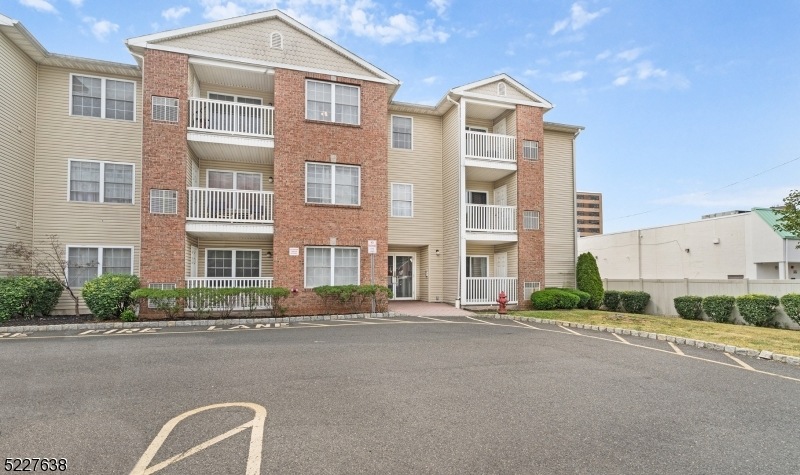 555 Grant St unit 304, Linden, NJ 07036 - photo 1
