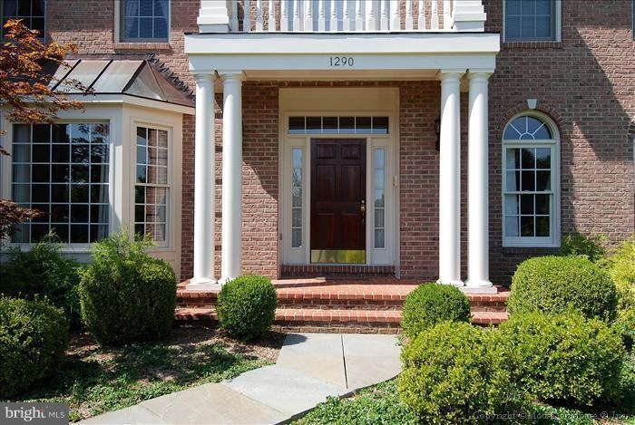 1290 Difficult Run Ct, Vienna, VA 22182 - photo 1