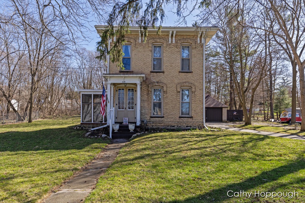 628 N Jefferson St, Ionia, MI 48846 - photo 1