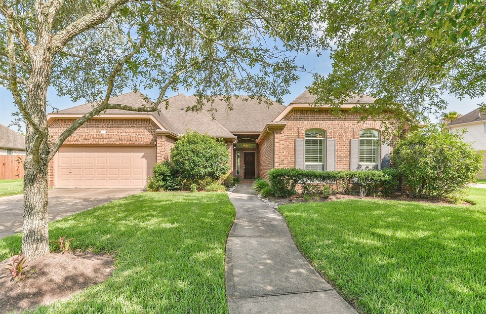 516 Falcon Lake Dr, Friendswood, TX 77546 - photo 1
