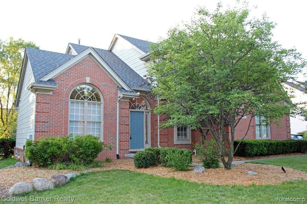 2858 W Bloomfield Oaks Dr, West Bloomfield, MI 48324 - photo 1