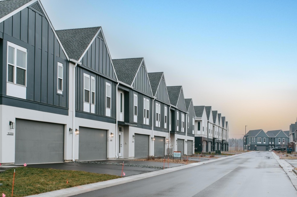 Welcome to Summerwell! Life at Summerwell Maple Grove is like homeownership minus the responsibility. Lose the commotion and live brightly, right here in your rental home in Maple Grove, MN.