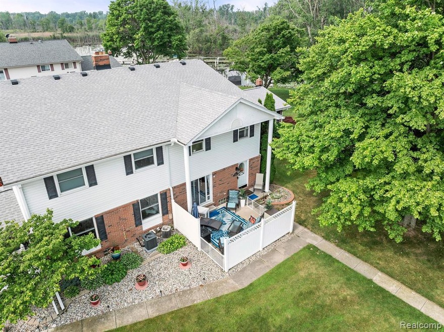 BEAUTIFUL AND UPDATED 2 BEDROOM, 1.5 BATH CONDO