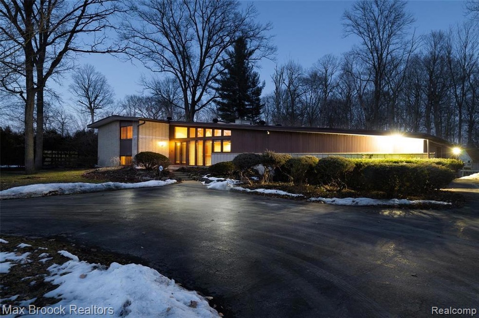 1119 Forest Ln, Bloomfield Hills, MI 48301 - photo 1