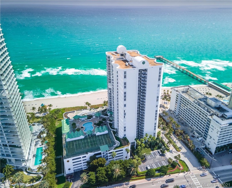 Tennis court, swimming pool and Beach - Sands Poin