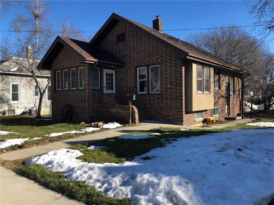 400 W 2nd St S, Newton, IA 50208 - photo 1