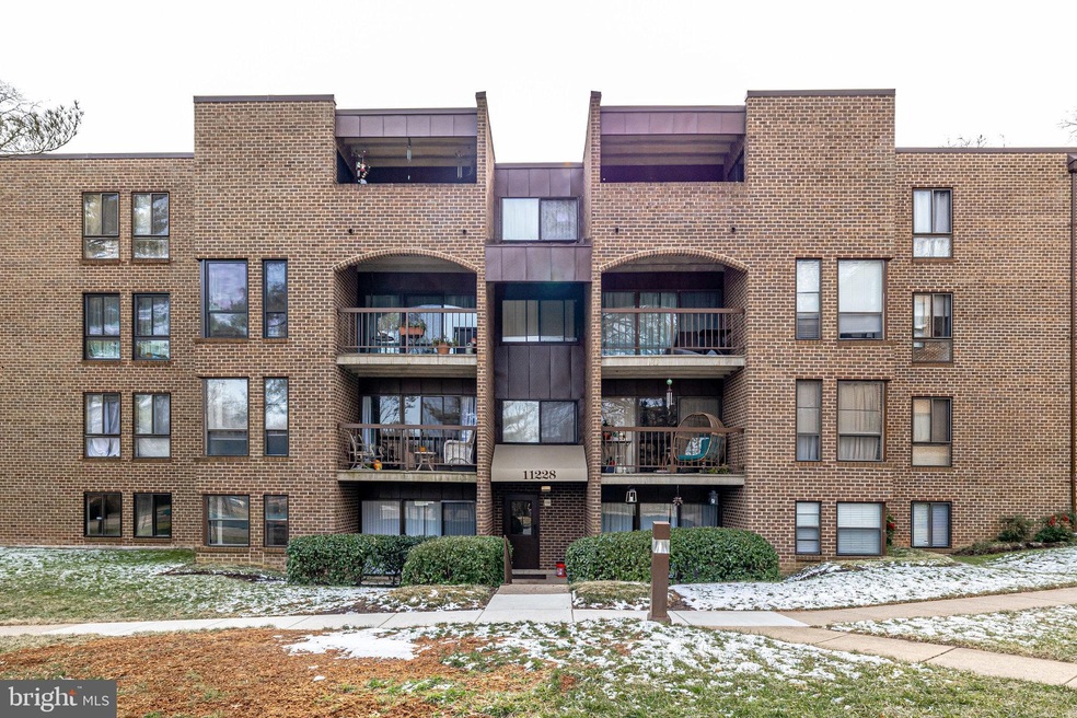 11228 Chestnut Grove Square unit 11228-129, Reston, VA 20190 - photo 1