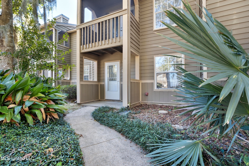 001 FRONT OF TOWNHOME