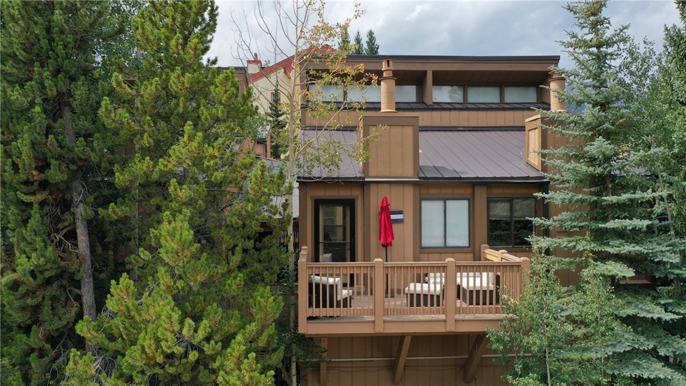 Private top floor with massive deck