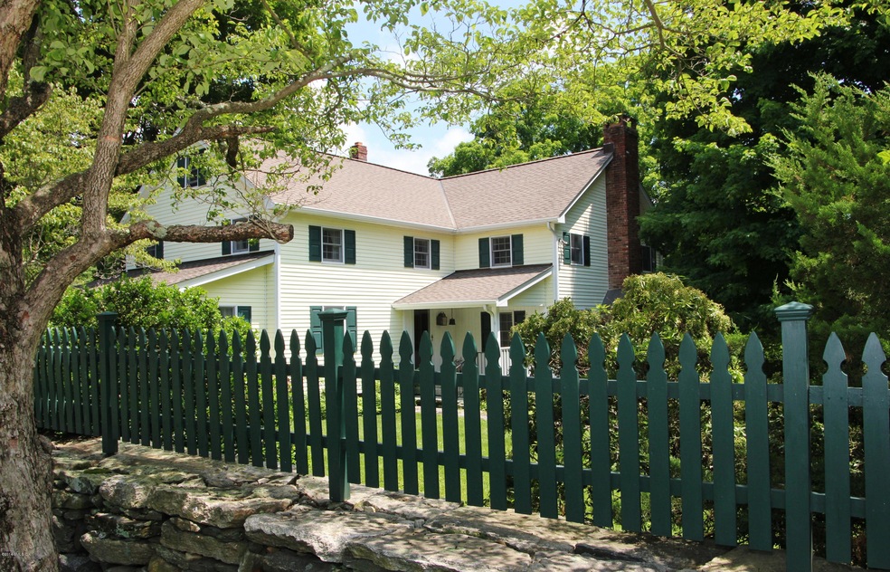 365 Round Hill Rd, Greenwich, CT 06831 - photo 1