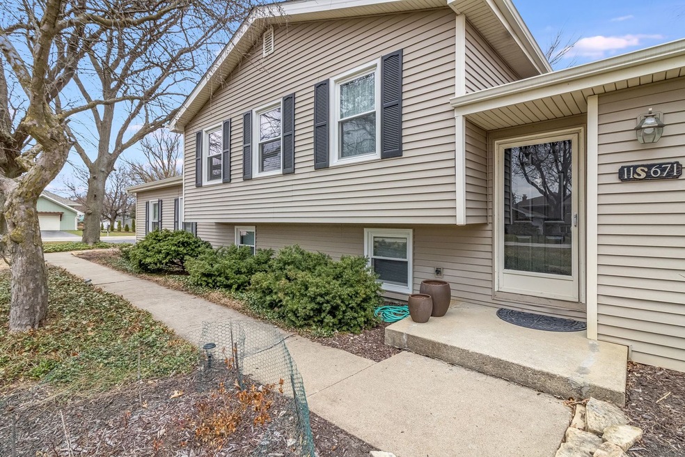 11S671 Mcgrath Ln, Naperville, IL 60564 - photo 1