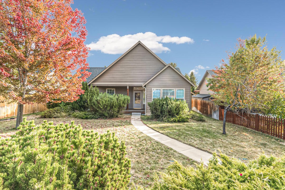 2673 SW Salmon Ave, Redmond, OR 97756 - photo 1