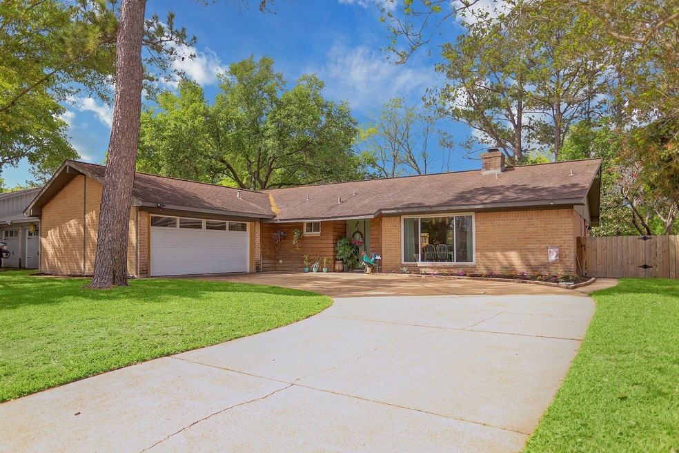 7527 Brush Wood Dr, Houston, TX 77088 - photo 1