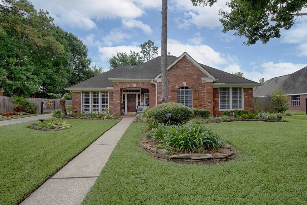 Gorgeous home in the heart of Friendswood. Close to fabulous parks, shopping and restaurants.