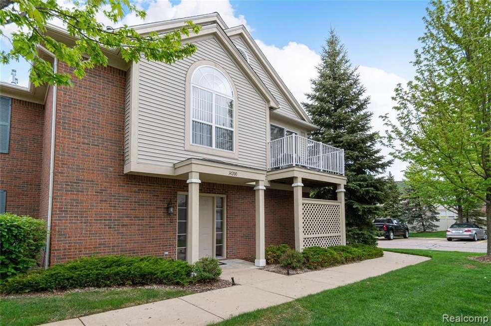 Impeccable 2 bedroom 2 Bath Condo has Fireplace an