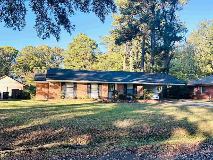 Ranch-style house with a front yard