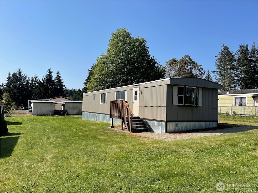 Welcome Home! Sweet deck and walkway all new.