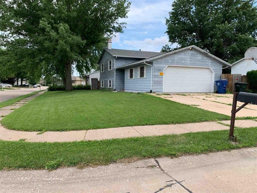 1915 W 66th St, Davenport, IA 52806 - photo 1